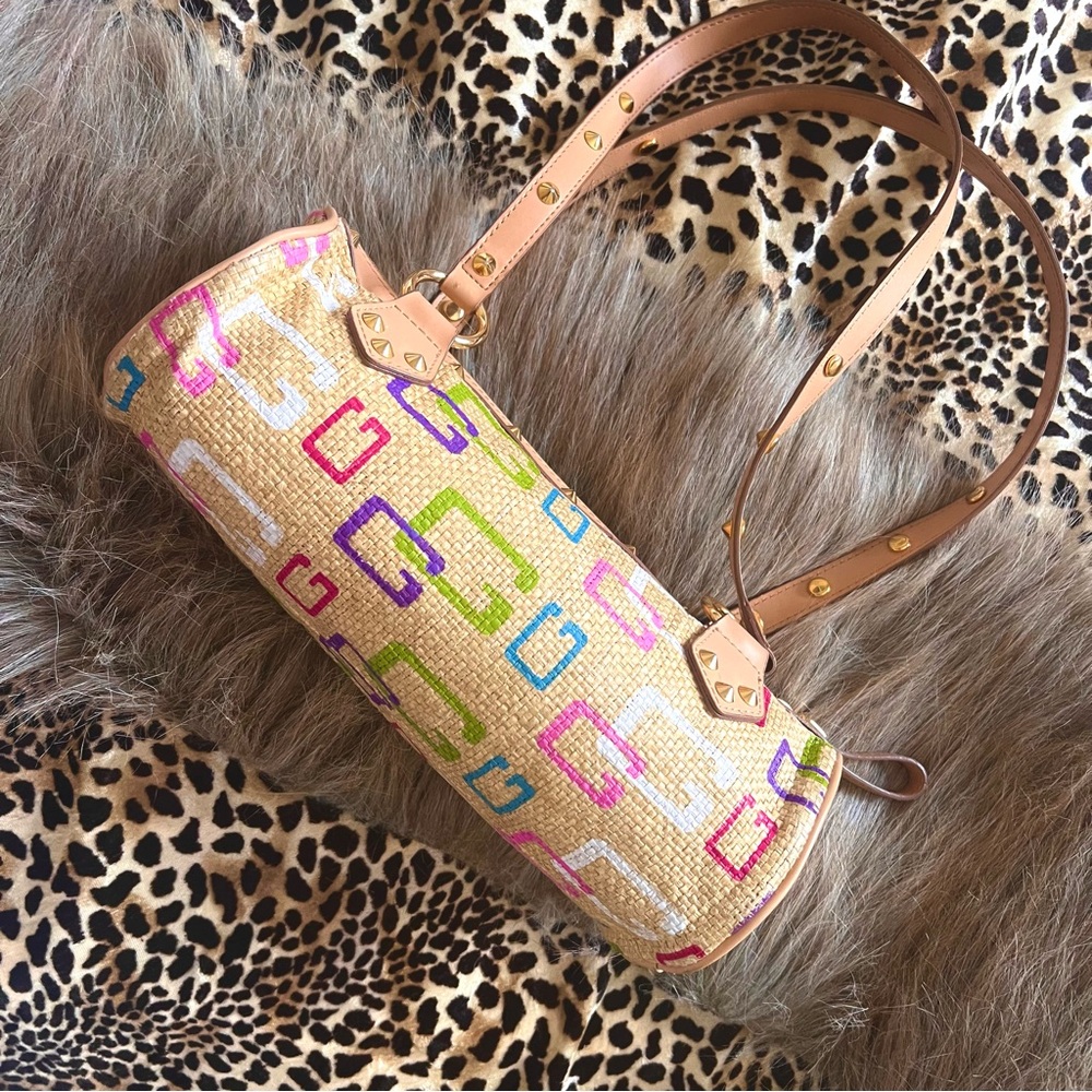 ꕤ 𝐒𝐎𝐋𝐃 ꕤ GUESS Vintage Y2K Raffia Woven Monogram Barrel Shoulder Bag ⋆ NWOT ⋆